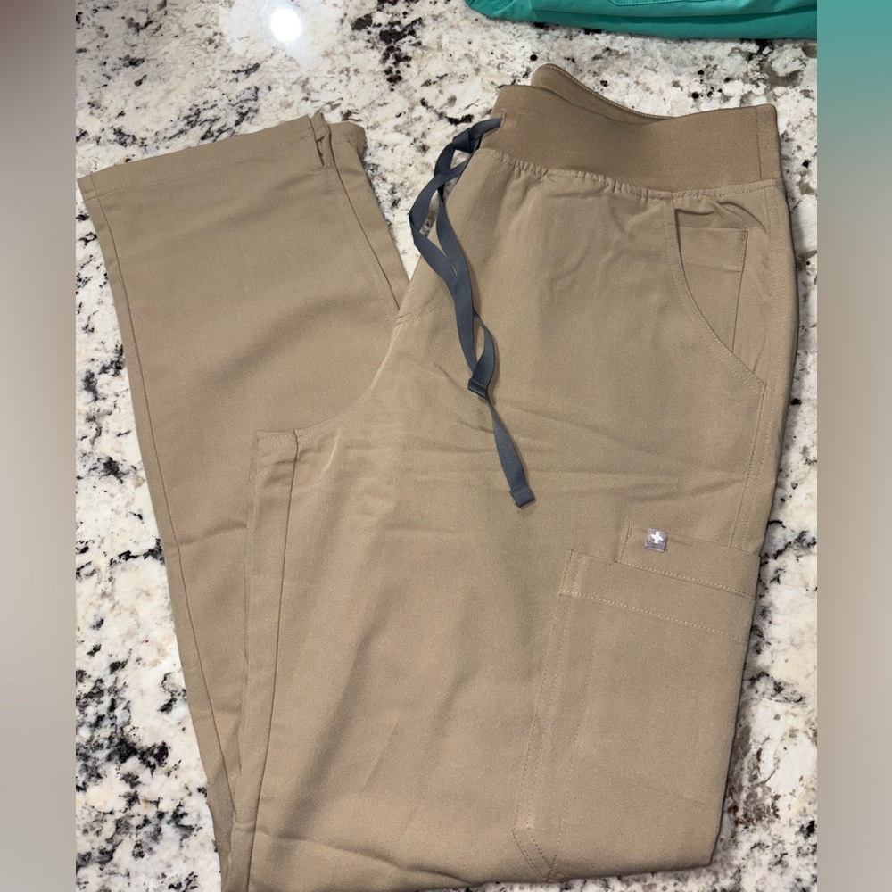 Figs Women's Latte Scrub pants